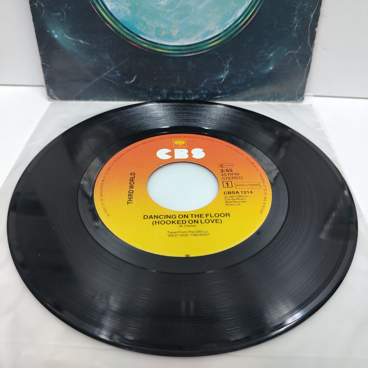 Third World – Dancing On The Floor (Hooked On Love) (LP 45 Rpm) - Imagen 3