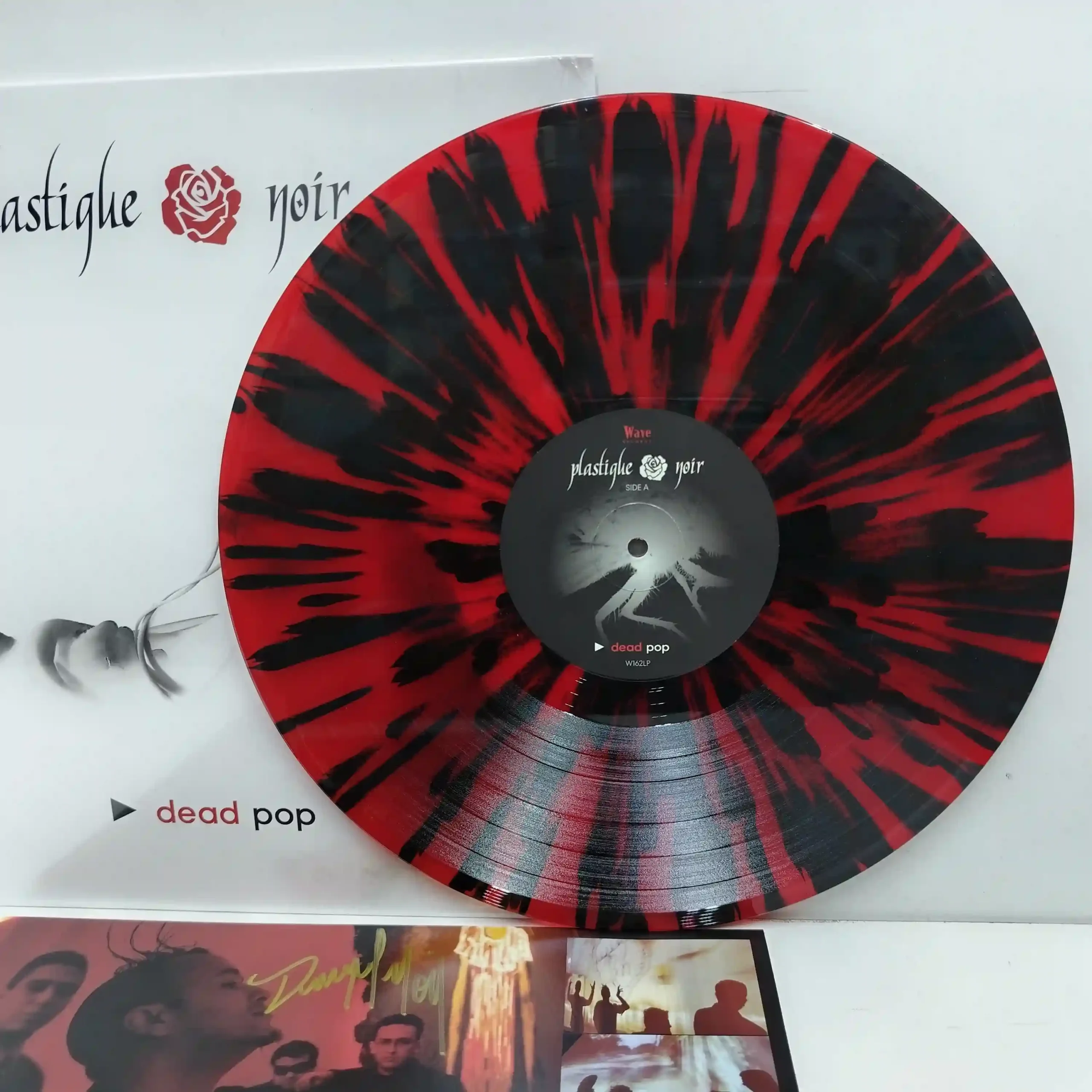 Plastique Noir – Dead Pop (LP DEBUT / SPLATTER ROJO /2008) - Imagen 3