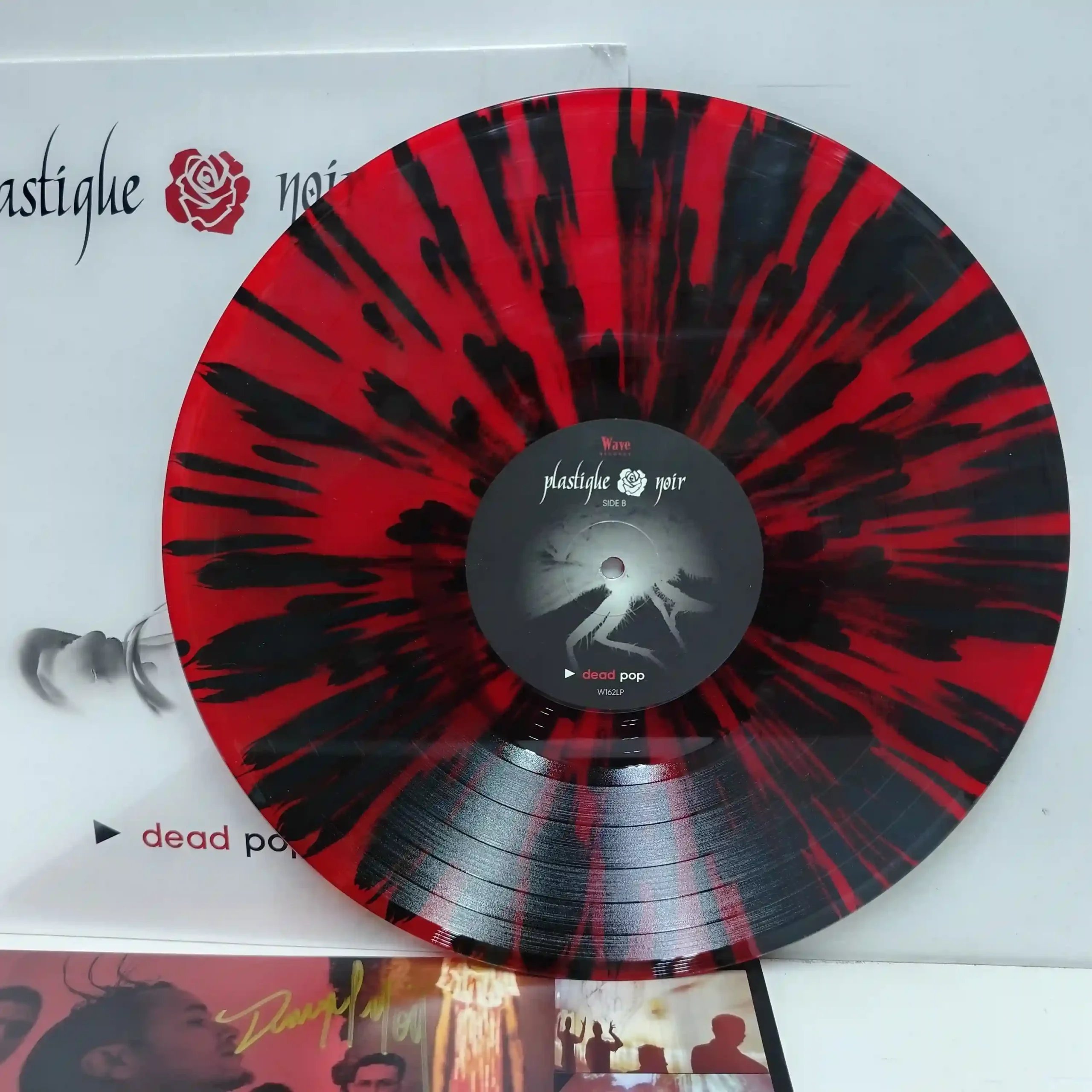 Plastique Noir – Dead Pop (LP DEBUT / SPLATTER ROJO /2008) - Imagen 4
