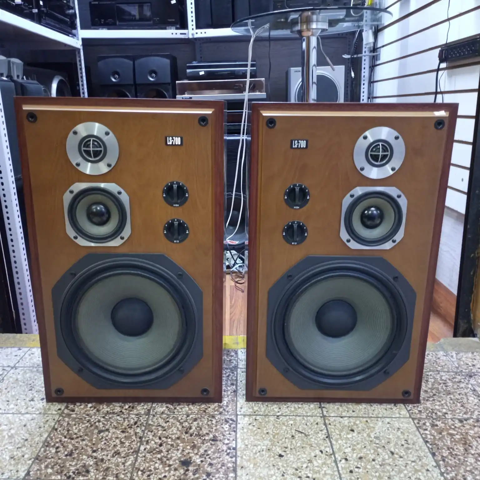 Parlantes TRIO LS – 700